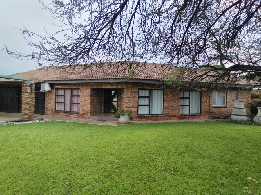 4 Bedroom Property for Sale in Jan Kempdorp Northern Cape